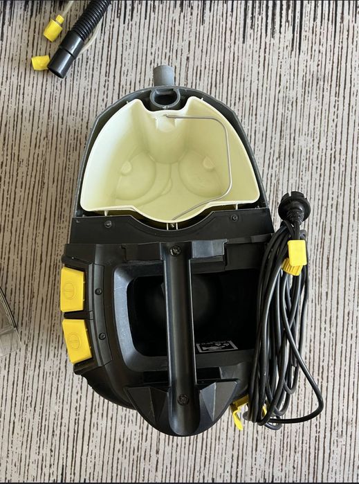 Пылесос Karcher.