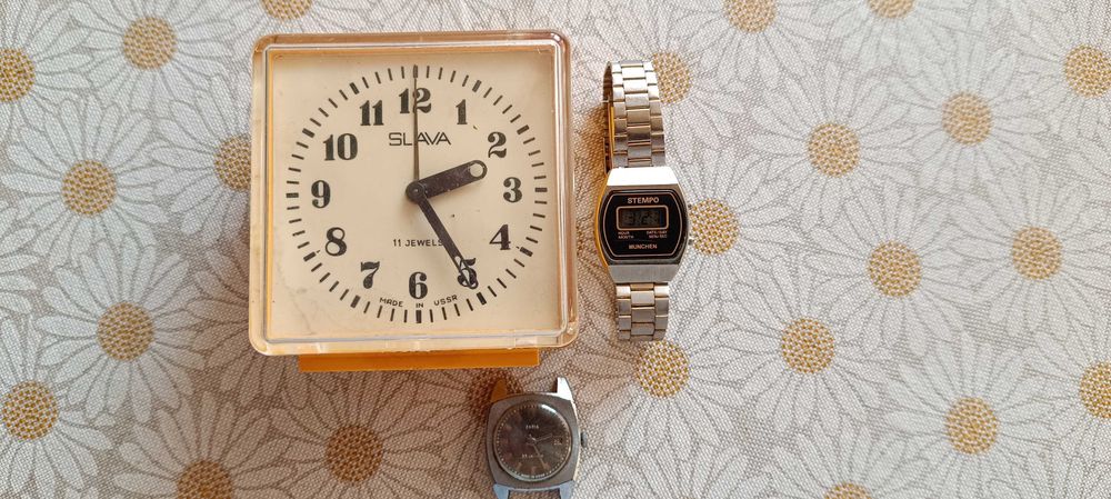 Продавам три часовника