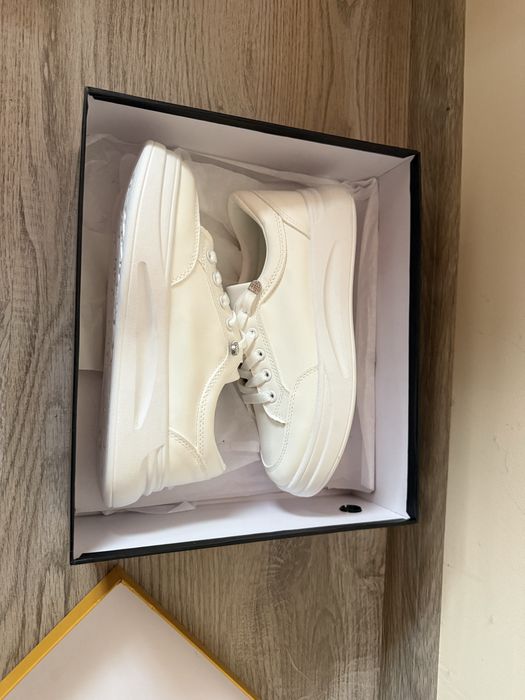 Продавам спортно елегантни бели обувки