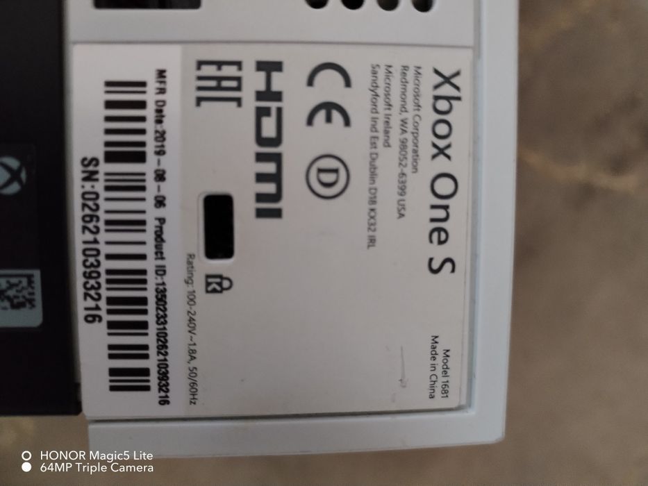 Xbox one s , memorie 1tb,puțin folosit 8 jocuri