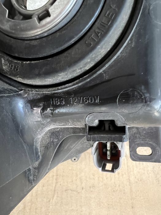 Toyota Rav4 - ляв ксенон фар