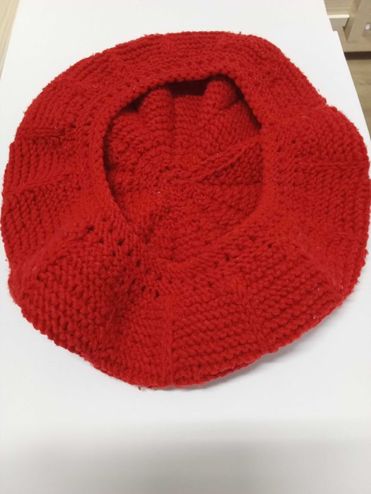 Bereta dama, impletita manual