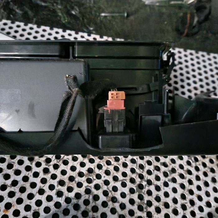 Grila aerisire cu buton avarii,modul remorcare peugeot 3008