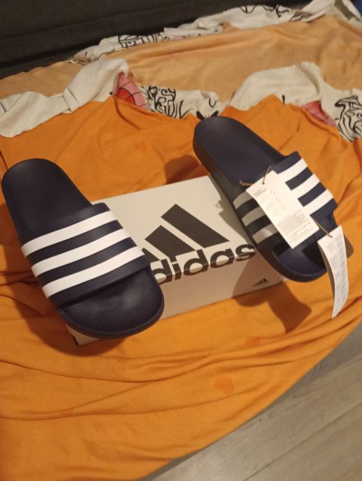 Papuci Originali Adidas noi   mărimea 43. La 100 lei. Fixx.