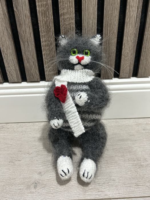 Вязанный кот ручной работы .