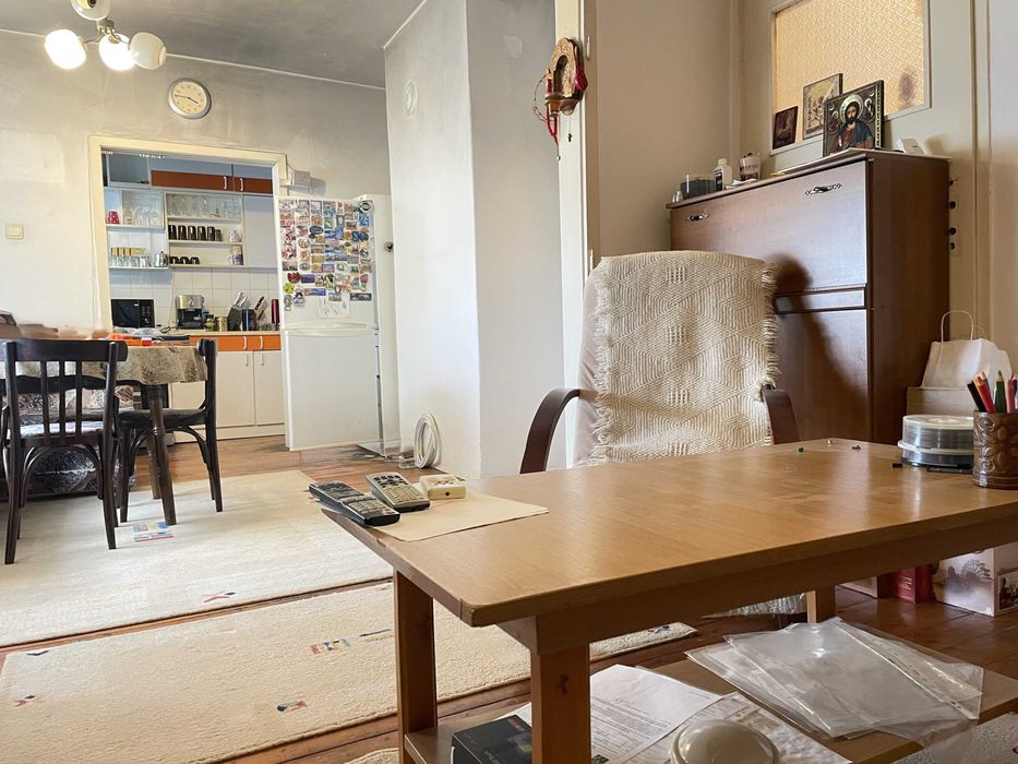 Продава се просторен апартамент - кв. Стефановци