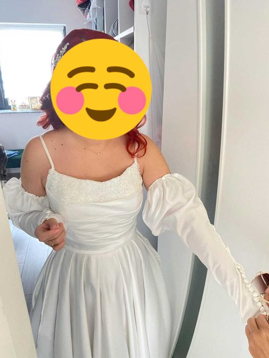 Rochie de mireasa tip printesa, cu pietre in zona decolteului