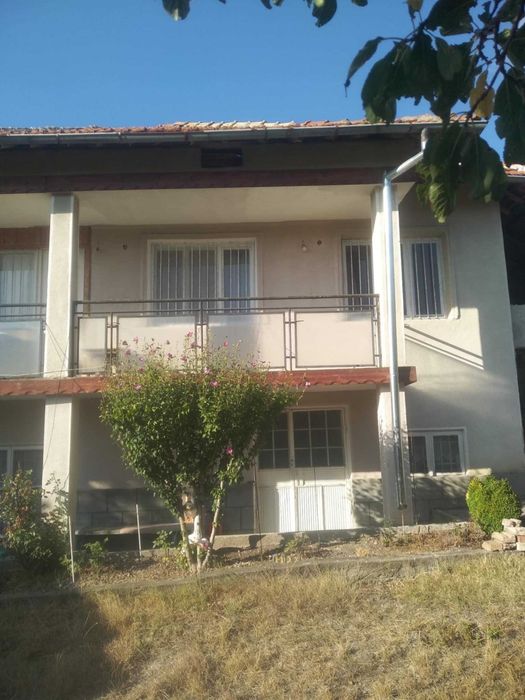 Масивна двуетажна къща