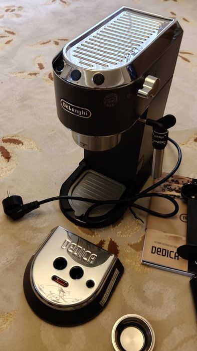Продам кофеварку  Delonghi EC685BK