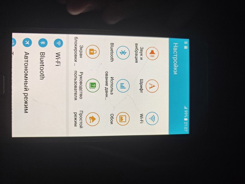 Samsung Galaxy J7 (2016) Gold, экран в идеале, треснута только защита