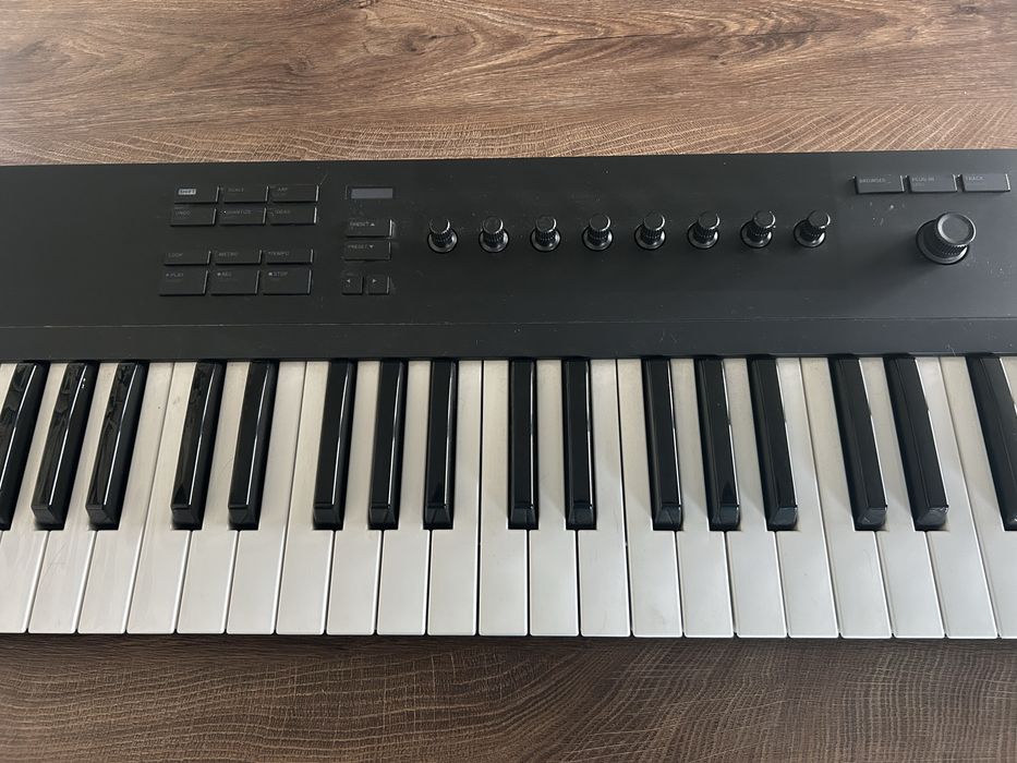 MIDI клавиатура Native Instruments Komplete Kontrol 61