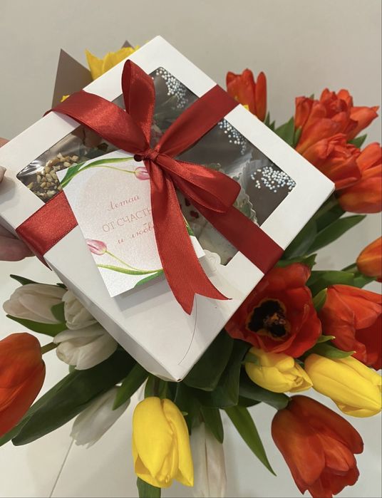 Тюльпаны и клубника в шоколаде