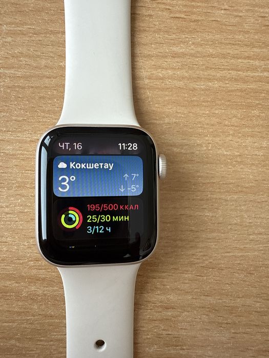 Продам Apple Watch SE 40 мм (новые)