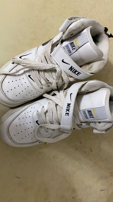 высокие кроссовки Nike в баскетбольном стиле (хайтопы).