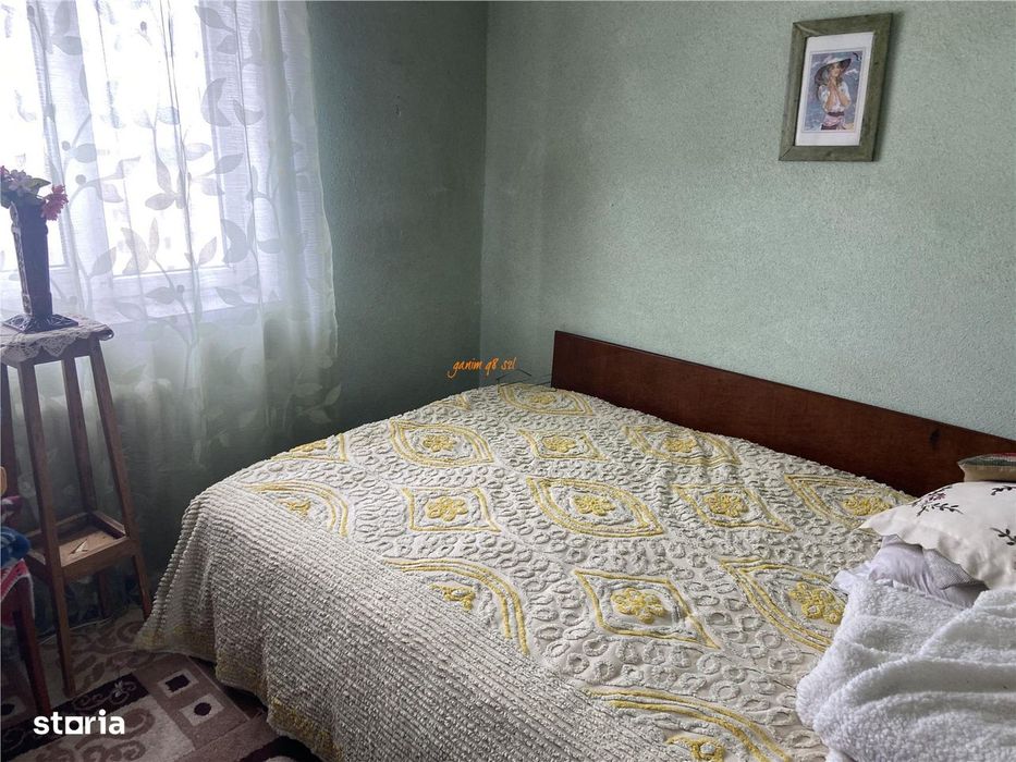 Apartament 3 camere , zona Scoala nr 10 , et 78 , decomandat , liber
