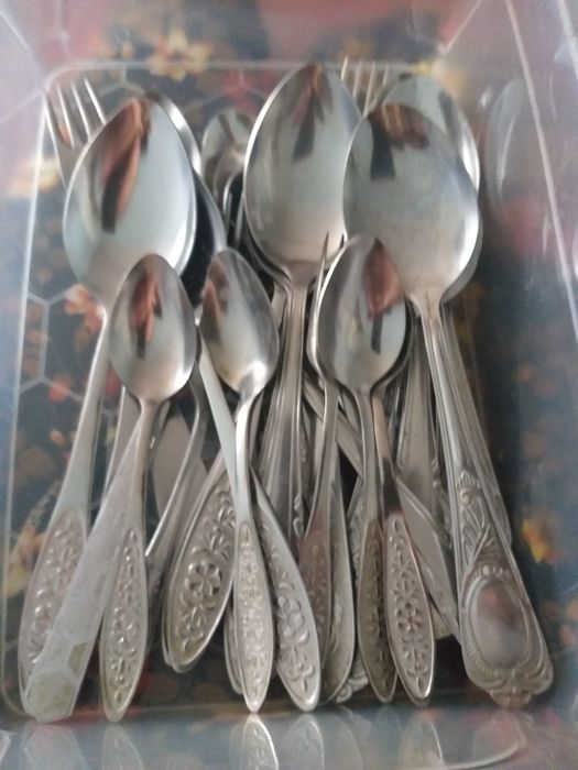 Ложки и вилки большие и маленькие.Количество разное.