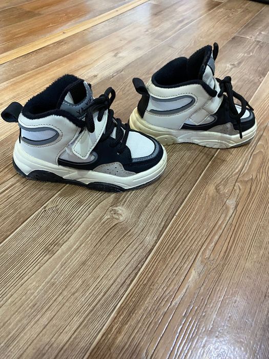 Продам детскую обувь