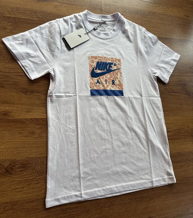 Мъжка,памучна,бяла тениска Nike с тъмно синьо лого