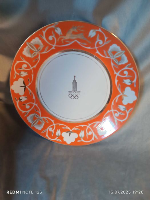 Продаётся коллекция 
Олимпиада 80 мишка 
10 предметов олимпиада