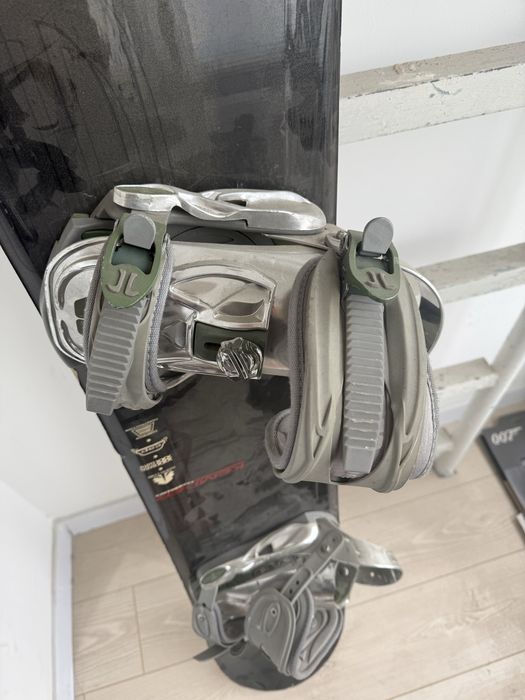 Продам сноуборд с креплением