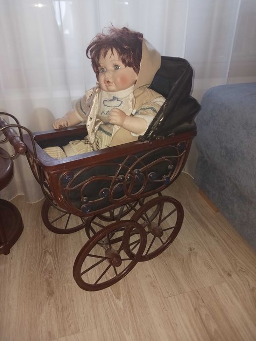 Антикварна кукла със количка