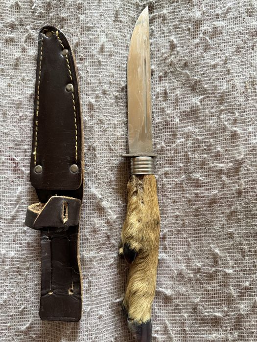 Кухонный нож на ножке