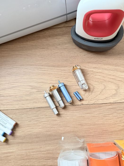 Cricut make 3 + cricut easypress mini + accesorii cadou