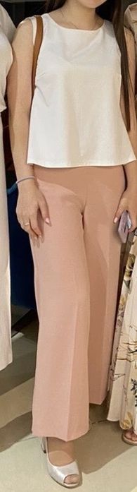 Пудровый брючный костюм