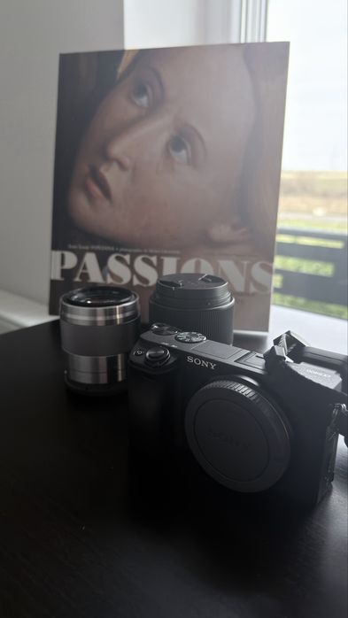 Vând kit Sony A6400 – (body in garanție)