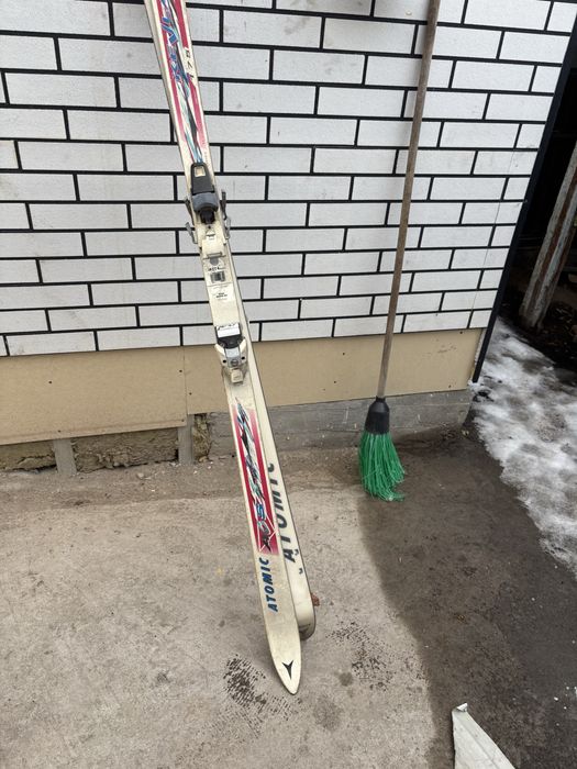 Продается лыжники