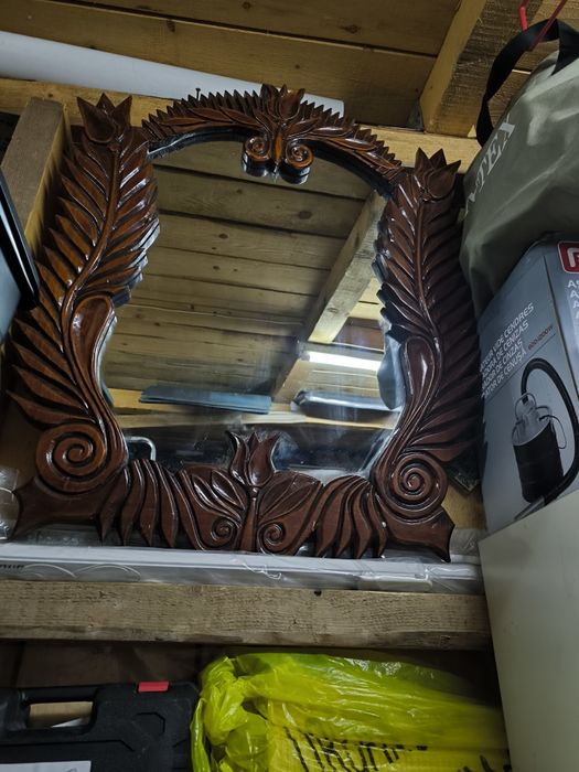 Oglinda sculptata manual din lemn lacuit-model cu lalele