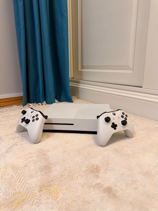 Xbox one S 1 TB cu 2 controllere originale cu cutie, + jocuri NEGOCIABIL