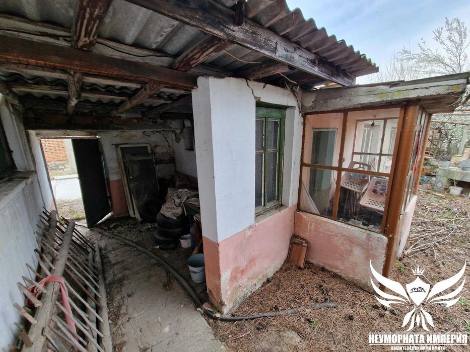Продавам едноетажна къща с постройки 110РЗП и 1700кв. двор в село Искра на първа линия асфалтов път