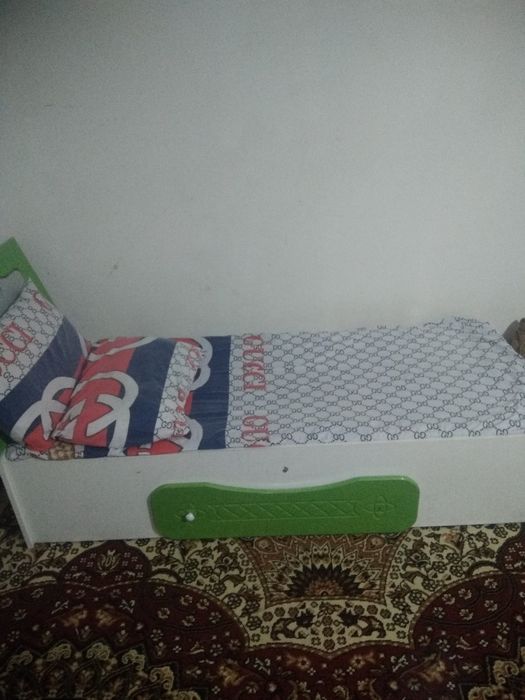 Продаются комплект кровать шкаф детские стол