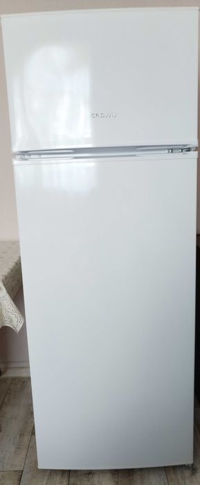 Хладилник с горен фризер Crown