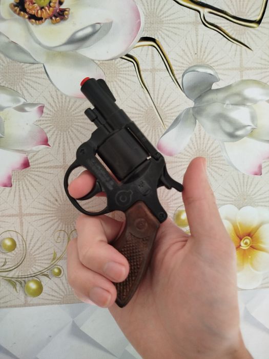 Заголовок: Прочный Металлический Револьвер (на пистонах)