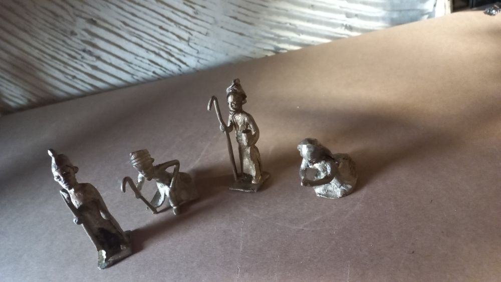 Малки стари бронзови фигури