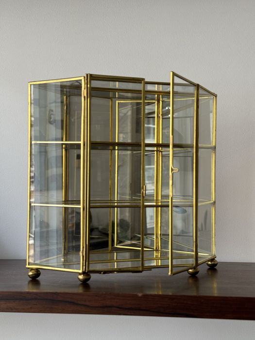 Винтидж стъклена витрина с месингова рамка