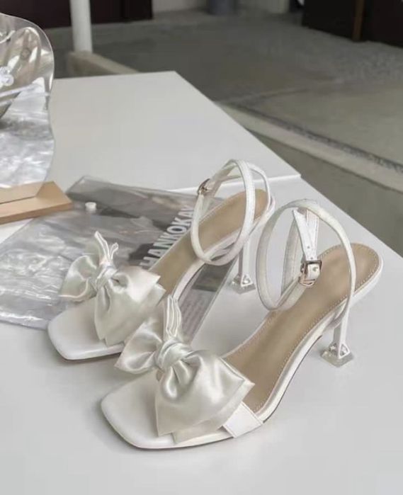 Босоножки новые