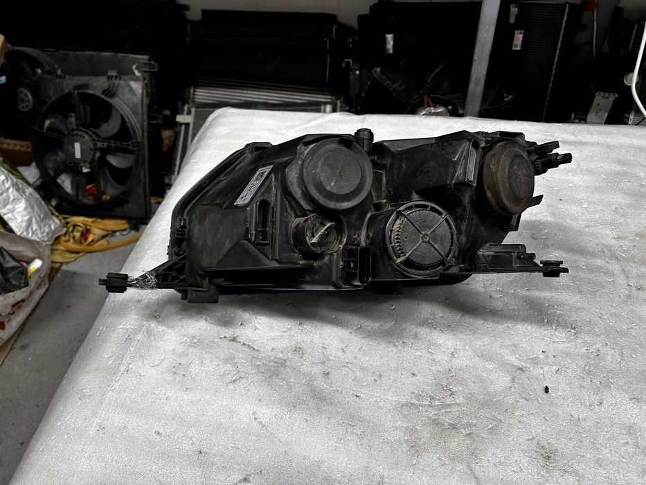 Far dreapta skoda rapid.