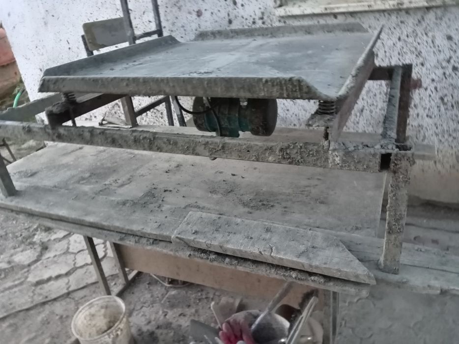 Бетономешалка  вибростол және қалыптар