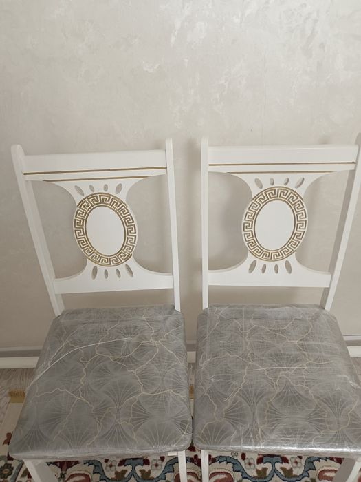 Гостиный стол и стулья