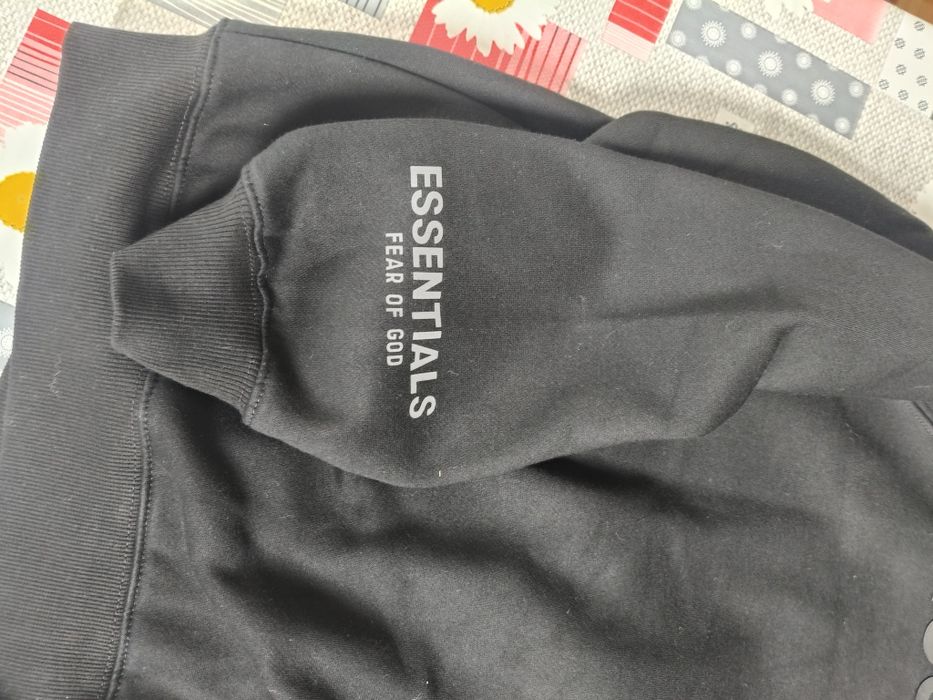 Vând bluza essentials cu fermoar și gluga