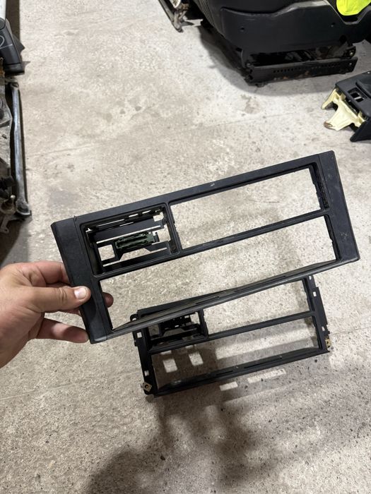 Рамка от праворукой BMW e34