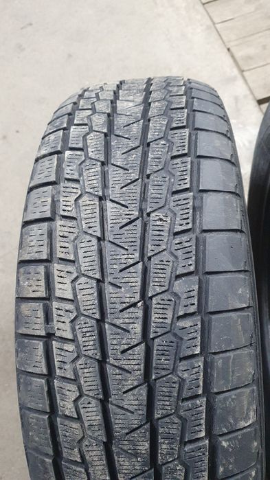 Продам две шины r 18