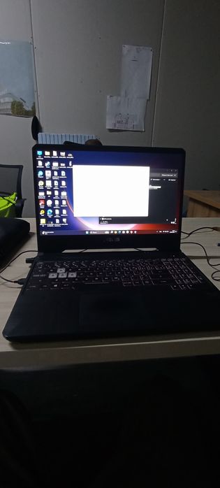 Noutbuk sotiladi 12 oy garantiyasi bor umuman aybi yoq