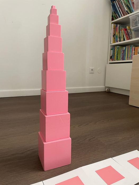 Turnul Roz Montessori din lemn + cartonașe
Set educativ clasic Mont