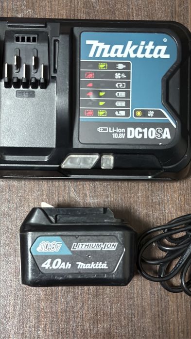 Makita incarcator  DC10SA si acumularor 10,8 4 amperi  BL1040B