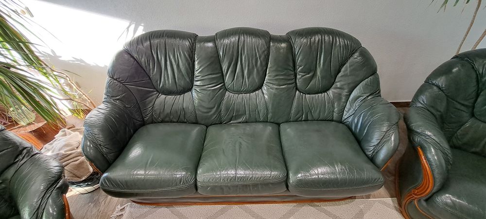 Canapea piele cu doua fotolii piele si masa lemn masiv