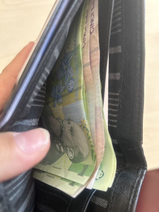 Vand portofel cu card de credit si bani inauntru